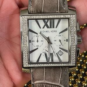 ⌚️🔥⌚️YESSSS! Michael Kors OVERSIZED watch. I’m STUNNING, right? 🥰